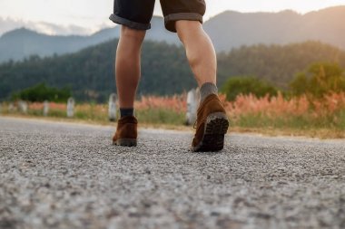 Hipster en yüksek dağında gün batımı zevk sırt çantası olan genç adam. Arka plan Vadisi manzara görünümü mock-up üzerinde turist gezgin. Retro filtre efekti, seçici odak.