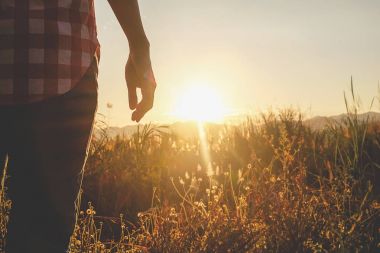 Gün batımı tepe üzerinde zevk Asya hipster sevimli genç kız. Arka plan Vadisi manzara görünümü mock-up günbatımı Bask Ülkesi ve içinde tarihinde turizm seyahat.