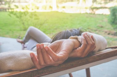 Rahatlatıcı yumuşak yatak yatan genç kadın yeşil doğa manzaralı Teras yatak