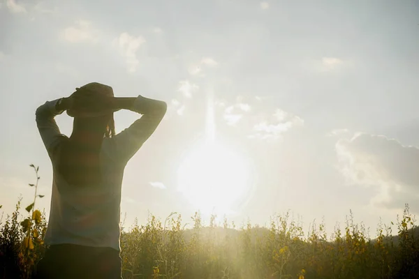 Hombre hipster asiático disfrutando de la puesta de sol en el pico. turista viajero en fondo valle paisaje vista maqueta, puesta de sol en viaje en el país vasco . —  Fotos de Stock