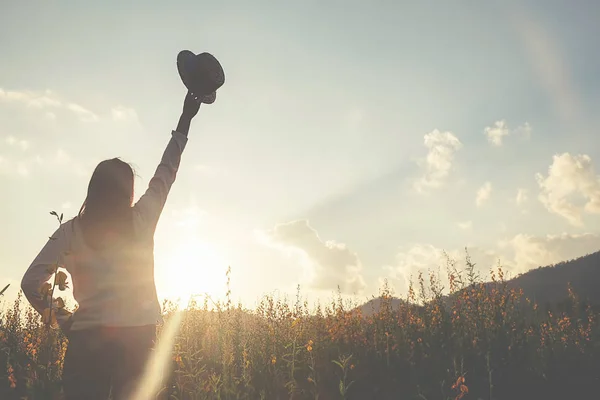 Aziatische hipster man genieten van zonsondergang op peak. Toeristische reiziger op achtergrond vallei landschap weergave mock-up, zonsondergang in reis in Baskenland. — Stockfoto