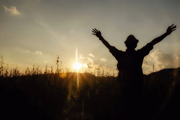 Homem hipster asiático desfrutando do pôr do sol no pico. Viajante turístico em fundo vale vista paisagem mock-up, pôr do sol em viagem no país basco . — Fotografia de Stock