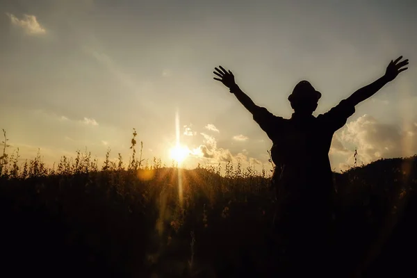 Hombre hipster asiático disfrutando de la puesta de sol en el pico. turista viajero en fondo valle paisaje vista maqueta, puesta de sol en viaje en el país vasco . —  Fotos de Stock