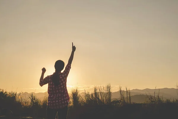 Asiático hipster linda chica adolescente disfrutando de la puesta del sol en el pico. Turista viajero en fondo valle paisaje vista maqueta puesta de sol en viaje en el país vasco . — Foto de Stock