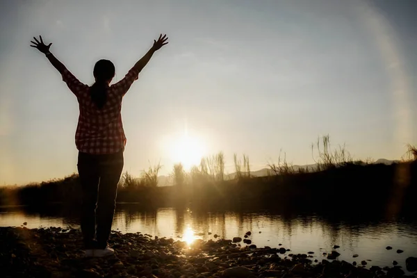 Aziatische hipster schattige tiener meisje genieten van zonsondergang op peak. Toeristische reiziger op achtergrond valley landschap weergave mock-up zonsondergang in reis in Baskenland. — Stockfoto