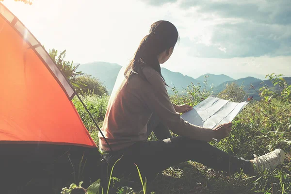 Asiático hipster linda chica adolescente disfrutando de la salida del sol fuera de la tienda. camping en bosque . — Foto de Stock