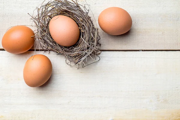 Paskalya yumurtaları ahşap arka plan üzerinde. Yumuşak odak, düşük ışık. (seçici