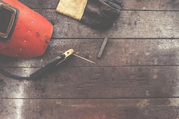 Ein alter Geräteton auf einem Holztisch, im Hintergrund arbeitet ein Mann. Retro-Filtereffekt, wenig Licht, selektiver Fokus. — Stockfoto