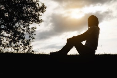 Bir fincan kahve ile yatağın üstüne oturan ve bir kitap okuma güzel Asyalı kadın. Bir kitap ve kahve ile sabah. Rahatlatıcı kavramı. Retro filtre efekti, yumuşak odak, seçici odak