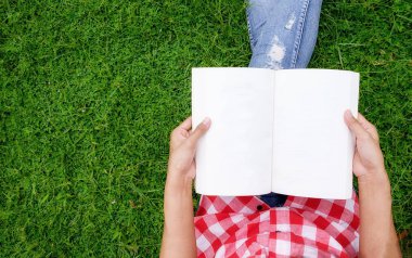 Açık havada mutlu görünüyordu ve bir kitap okuma rahatlatıcı bir kadın. Sabah bir kitapla. Rahatlatıcı kavramı. Retro filtre efekti, yumuşak odak, seçici odak