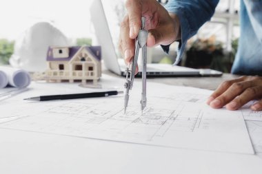 Plan, inşaat kavramı üzerinde çalışan mühendis elleri. ENG