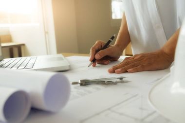Plan, inşaat kavramı üzerinde çalışan mühendis elleri. ENG