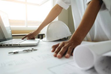 Plan, inşaat kavramı üzerinde çalışan mühendis elleri. ENG