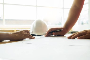 Plan, inşaat kavramı üzerinde çalışan mühendis elleri. ENG