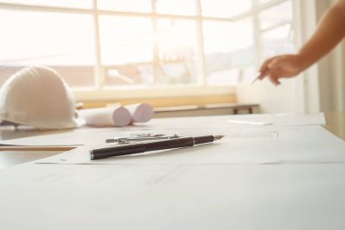 Plan, inşaat kavramı üzerinde çalışan mühendis elleri. ENG