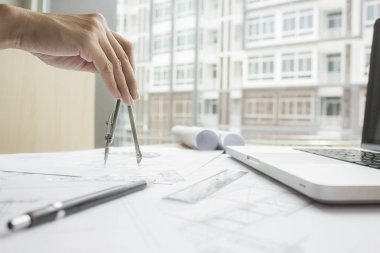 Plan, inşaat kavramı üzerinde çalışan mühendis elleri. ENG