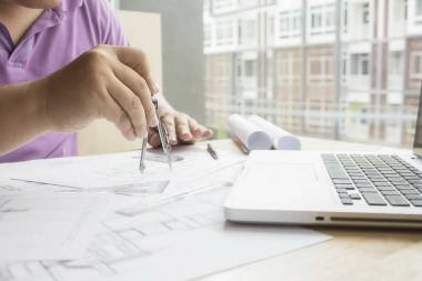 Plan, inşaat kavramı üzerinde çalışan mühendis elleri. ENG