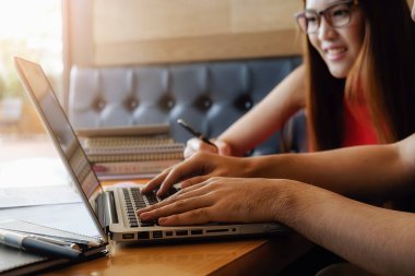 Eğitim kavramı. Öğrencilerin eğitim ve kampüs kavramı beyin fırtınası. Konu kitaplar ders kitapları tartışmak ve not defterine yazma öğrencilerin kapatın. Seçici odak. 