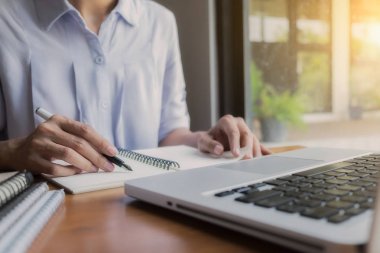 Yatırım Danışma listelerinde analiz iş kavramı.