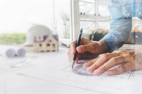 Manos de Ingeniero trabajando en el proyecto, concepto de construcción. Ing. — Foto de Stock