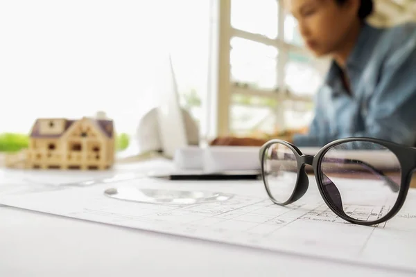 Manos de Ingeniero trabajando en el proyecto, concepto de construcción. Ing. — Foto de Stock