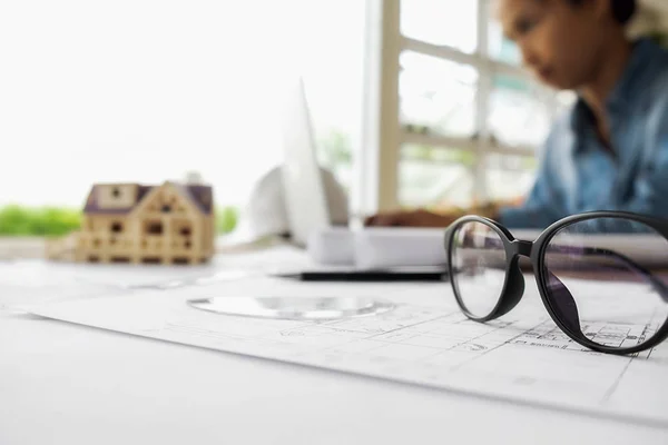 Manos de Ingeniero trabajando en el proyecto, concepto de construcción. Ing. — Foto de Stock