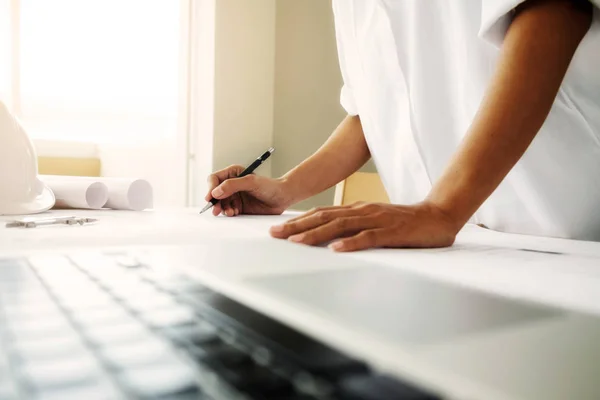 Mani di Ingegnere che lavorano su cianografia, Concetto di costruzione. Ing. — Foto Stock