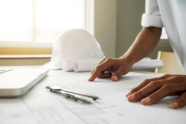 Hands of Engineer working on blueprint,Construction concept. Eng — Stock Photo, Image