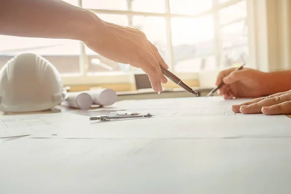 Manos de Ingeniero trabajando en el proyecto, concepto de construcción. Ing. —  Fotos de Stock