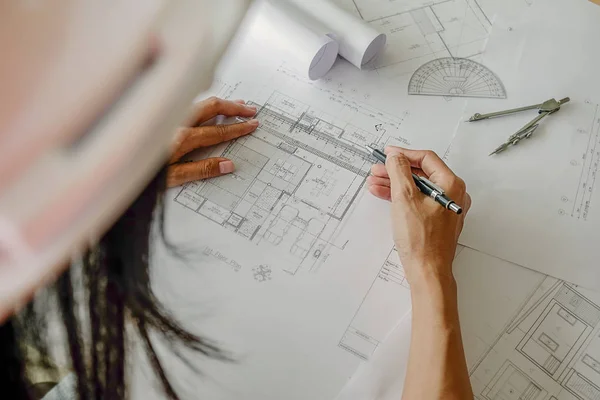 Mãos de Engenheiro trabalhando em planta, conceito de construção. Eng — Fotografia de Stock