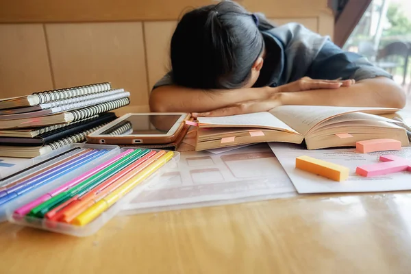 Eğitim kavramı. Eğitim ve kampüs con beyin fırtınası öğrenci