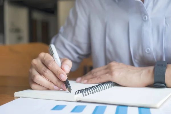 Bedrijfsconcept analyseren investeringen grafieken op Bureau. — Stockfoto