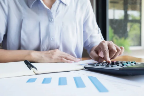 Bedrijfsconcept analyseren investeringen grafieken op Bureau. — Stockfoto