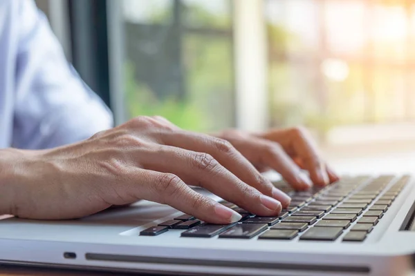 Concepto de negocio analizando gráficos de inversión en escritorio . — Foto de Stock