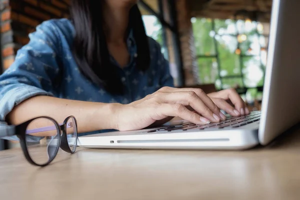 Concepto de negocio analizando gráficos de inversión en escritorio . — Foto de Stock