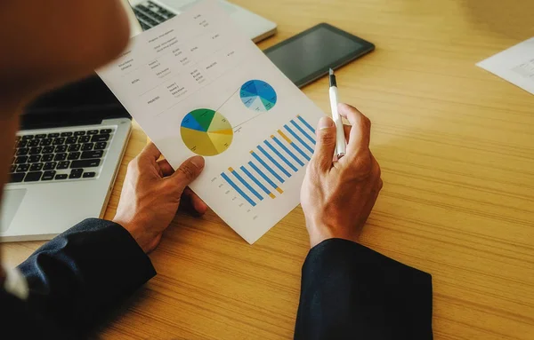 Бізнес-концепція аналіз інвестиційних графіків на столі . — стокове фото