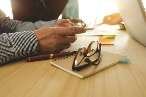 Concepto de negocio analizando gráficos de inversión en escritorio . —  Fotos de Stock