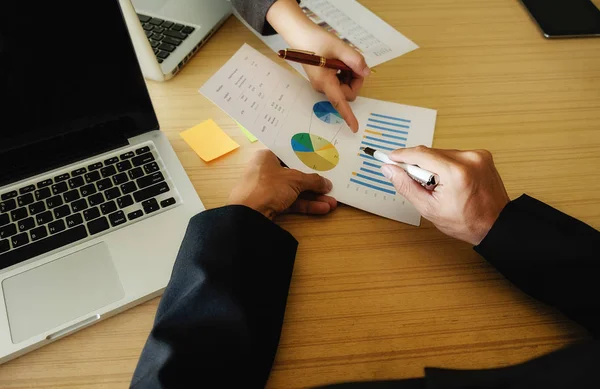 Geschäftskonzept zur Analyse von Anlagediagrammen auf dem Schreibtisch. — Stockfoto