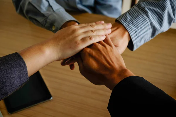 Concepto de negocio analizando gráficos de inversión en escritorio . — Foto de Stock