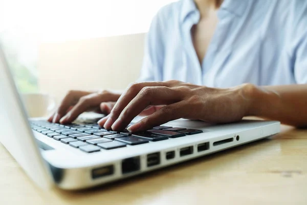 Bedrijfsconcept analyseren investeringen grafieken op Bureau. — Stockfoto