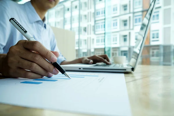 Concepto de negocio analizando gráficos de inversión en escritorio . —  Fotos de Stock