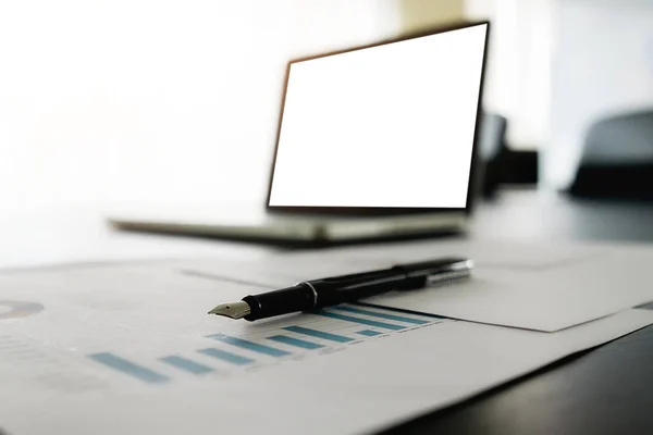 Conceito de negócio analisando gráficos de investimento na mesa . — Fotografia de Stock