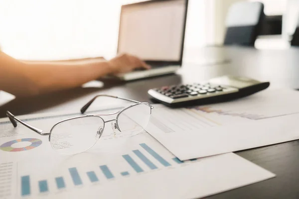 Conceito de negócio analisando gráficos de investimento na mesa . — Fotografia de Stock