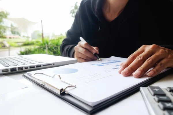 Conceito de negócio analisando gráficos de investimento na mesa . — Fotografia de Stock