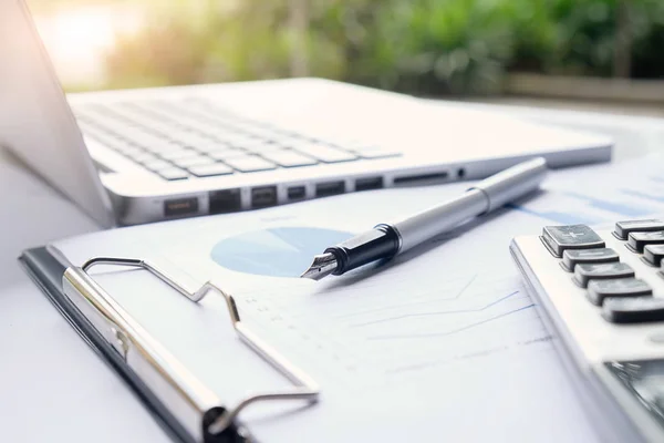 Bedrijfsconcept met kopie ruimte. Office Bureau tafel met pen foc — Stockfoto