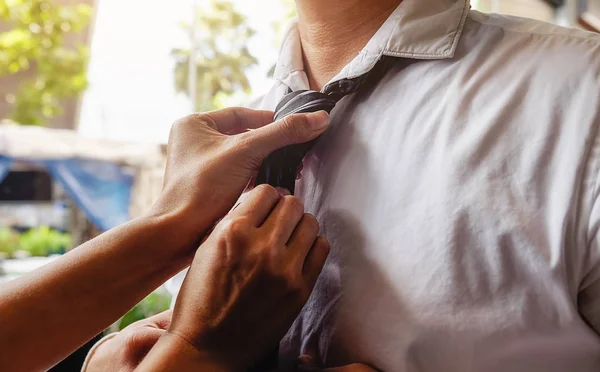 Woman helping her husband to tie his tie before going to work. V — Stock Photo, Image