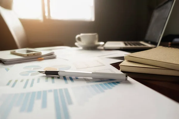 Concepto de negocio con espacio de copia. Mesa de escritorio de oficina con foc pluma —  Fotos de Stock