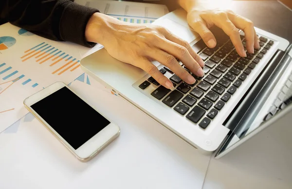 Office, vintage renk, seçici odak masada belgelerdeki notlar yapma grafiklerdeki veri analiz ve tipik üstünde bilgisayar, Asya iş kadın Yöneticisi. İş kavramı.