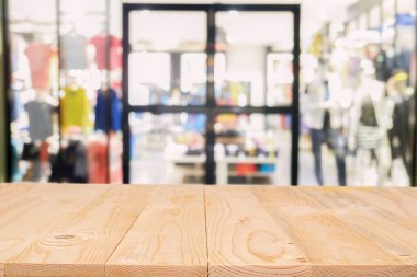 Boş ahşap masa uzay platform ve alışveriş merkezi veya alışveriş merkezi arka plan bulanık ürün için montaj görüntülemek.