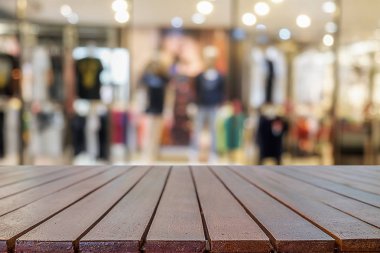 Boş ahşap masa uzay platform ve alışveriş merkezi veya alışveriş merkezi arka plan bulanık ürün için montaj görüntülemek.